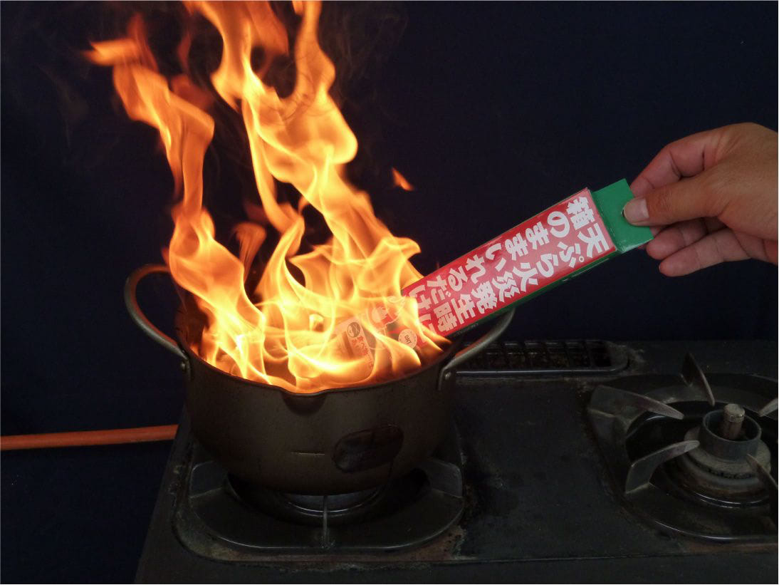 天ぷら用消火剤を鍋に入れる
